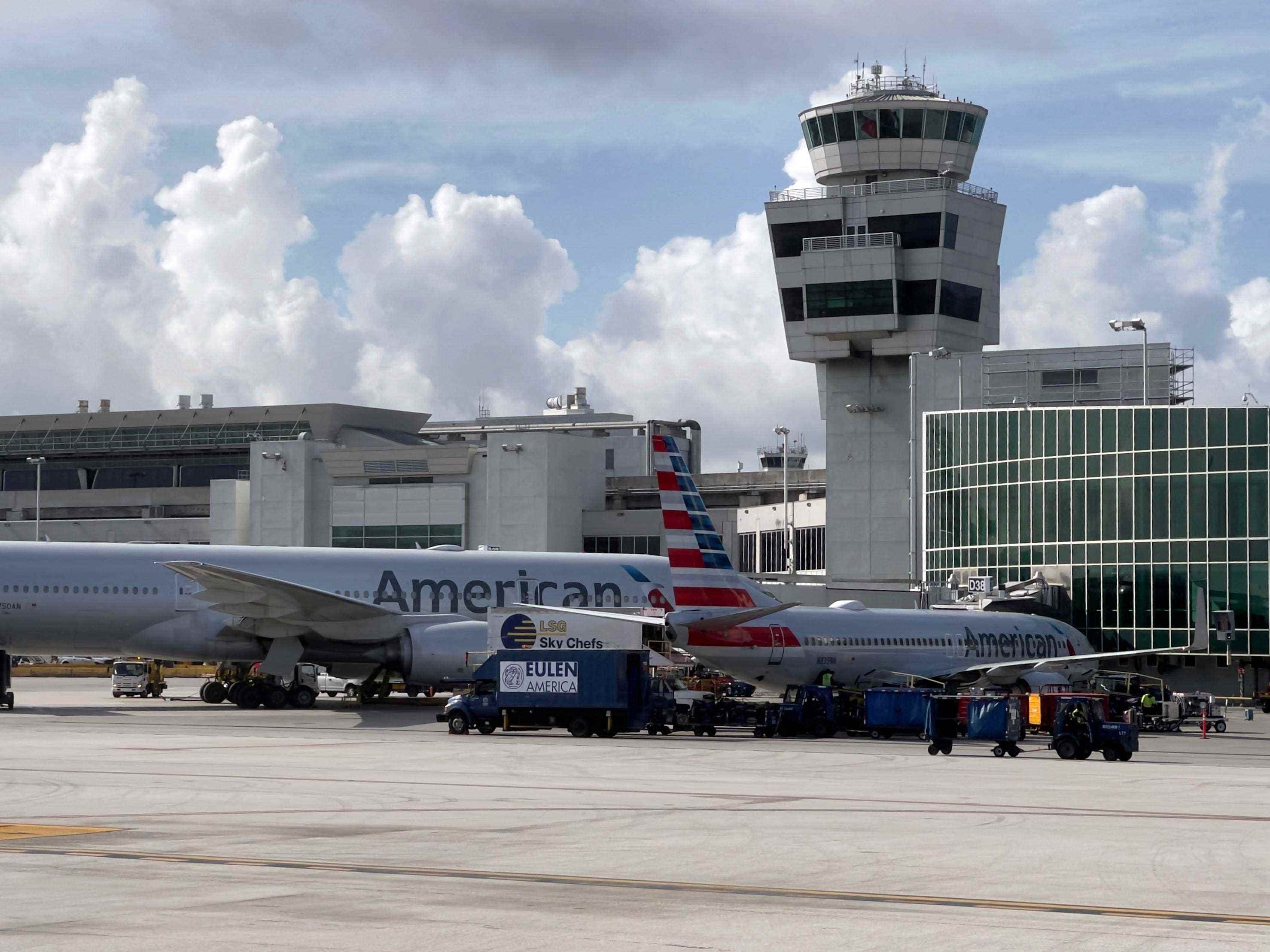 Flugzeuge von American Airlines stehen an den Gates des Miami International Airport