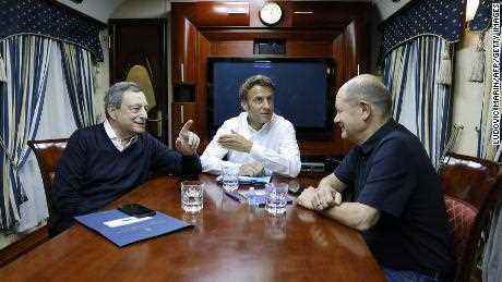 Von links reisen der italienische Premierminister Mario Draghi, der französische Präsident Emmanuel Macron und der deutsche Bundeskanzler Olaf Scholz nach ihrer Abreise aus Polen am 16. Juni 2022 nach Kiew.