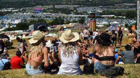 Die Besucher des Glastonbury Festivals genießen am Mittwoch die Sonne und das warme Wetter.