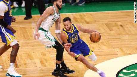 MVP Stephen Curry fährt im entscheidenden Spiel 6 in Boston an Jayson Tatum von den Celtics vorbei.