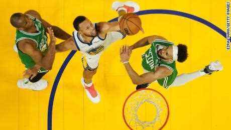 Curry schießt in der ersten Hälfte von Spiel 2 gegen die Boston Celtics.