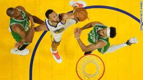 Curry schießt in der ersten Halbzeit gegen die Celtics.