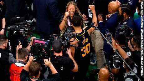 Steph Curry feiert den Sieg mit seiner Mutter Sonya.