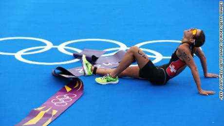 Ein erschöpfter Spirig liegt am Ende der Olympischen Spiele 2012 in London am Boden. 