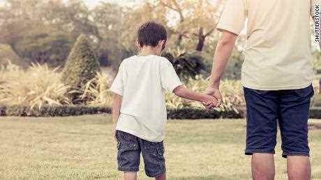 Ein schwuler Mann aus Singapur kann einen durch Leihmutterschaft geborenen Sohn adoptieren, Gerichtsregeln