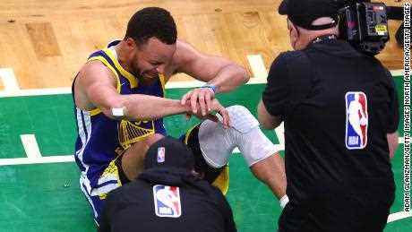 Curry bricht in Tränen aus, nachdem er die Boston Celtics in Spiel 6 des NBA-Finales 2022 besiegt hat.