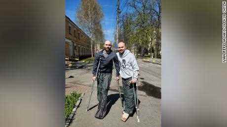 Ivan Pepeliashko (links) und Oleksii Chyzh wurden beide in einem Krankenhaus in Kiew behandelt.