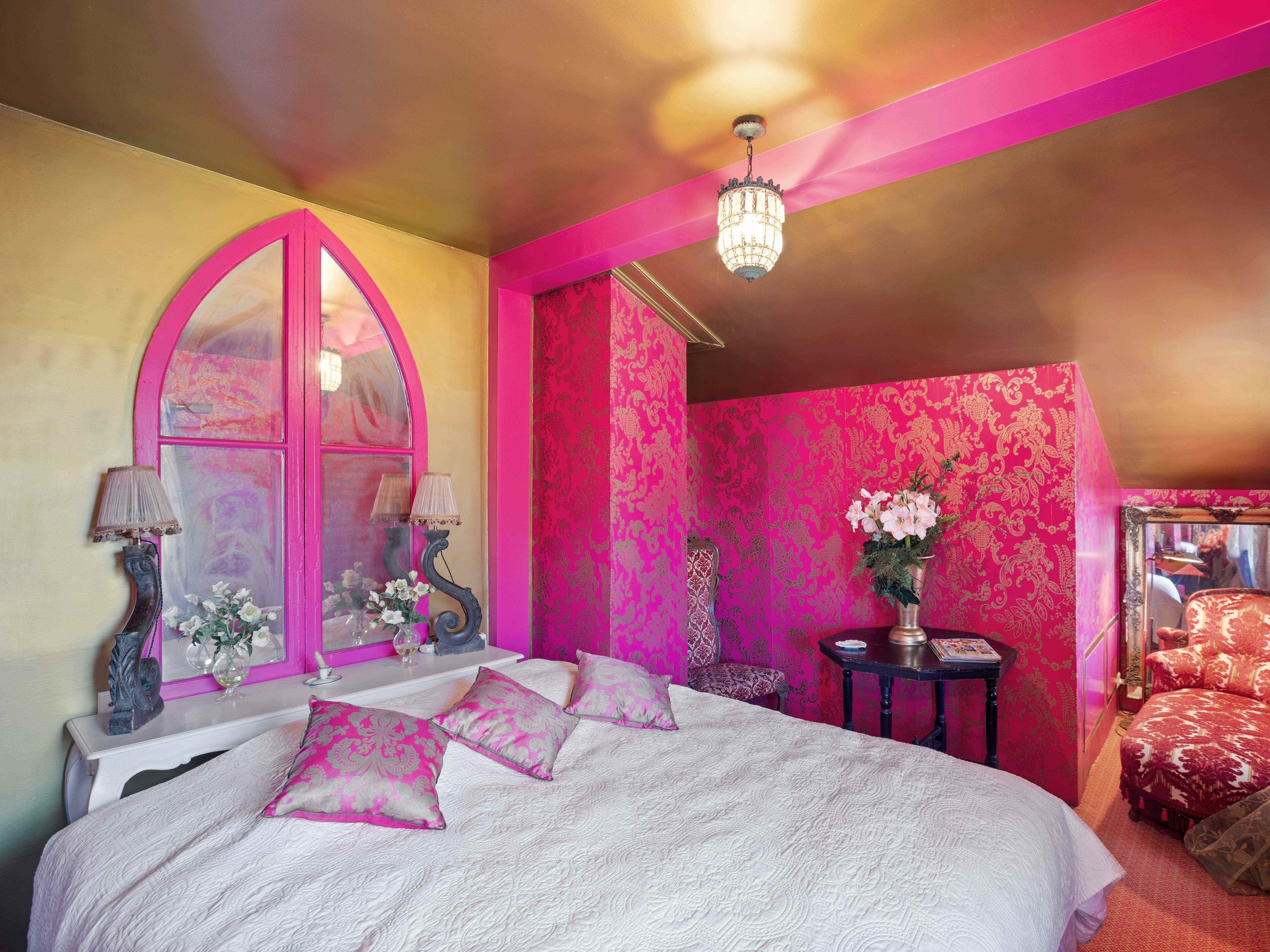 Ein weiteres rosa Schlafzimmer im Haus