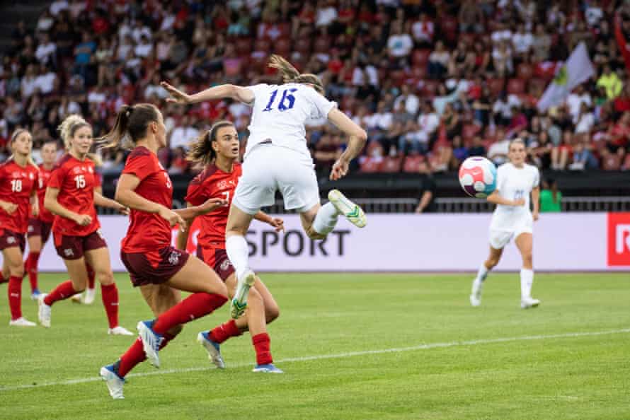 Jill Scott köpft Englands viertes Tor gegen die Schweiz.
