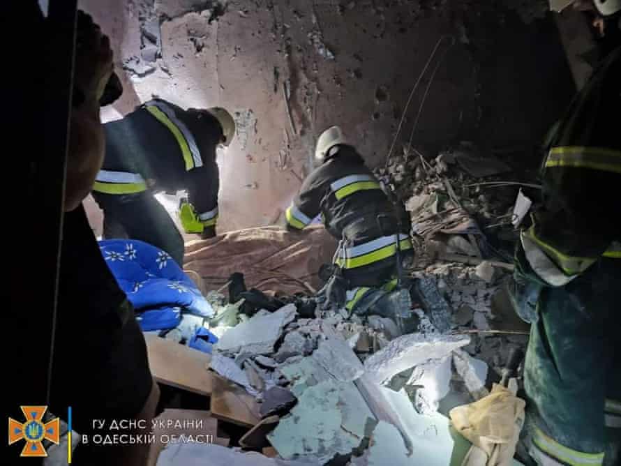 Rettungskräfte arbeiten daran, Menschen aus den Trümmern zu bergen, nachdem eine Rakete ein Wohnhaus in Odessa getroffen hat.
