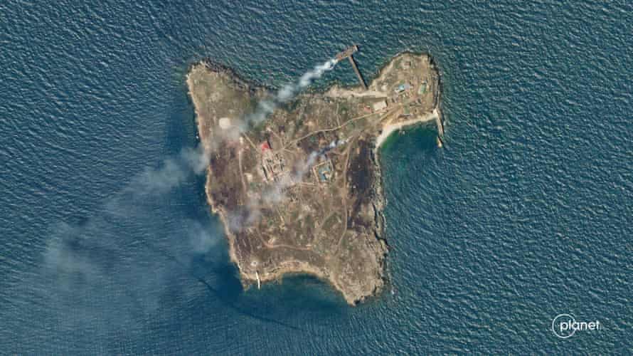 Ein Satellitenbild zeigt Rauch, der von Snake Island vor der Küste der Ukraine aufsteigt.