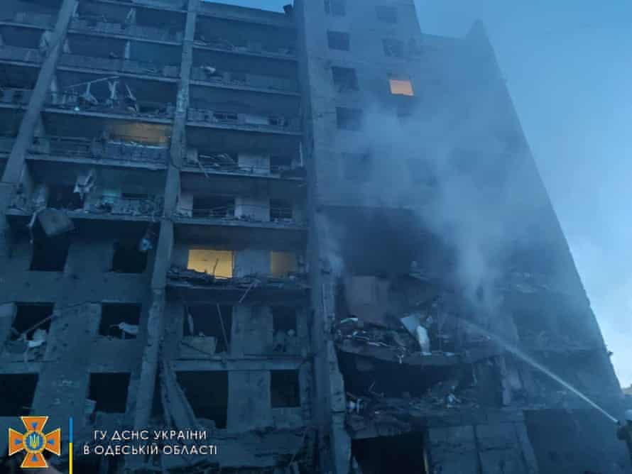 Nach Angaben des staatlichen Rettungsdienstes der Ukraine (SES) wurden bei dem Angriff auf das Wohnhaus 14 Menschen getötet und 30 verletzt – darunter drei Kinder.
