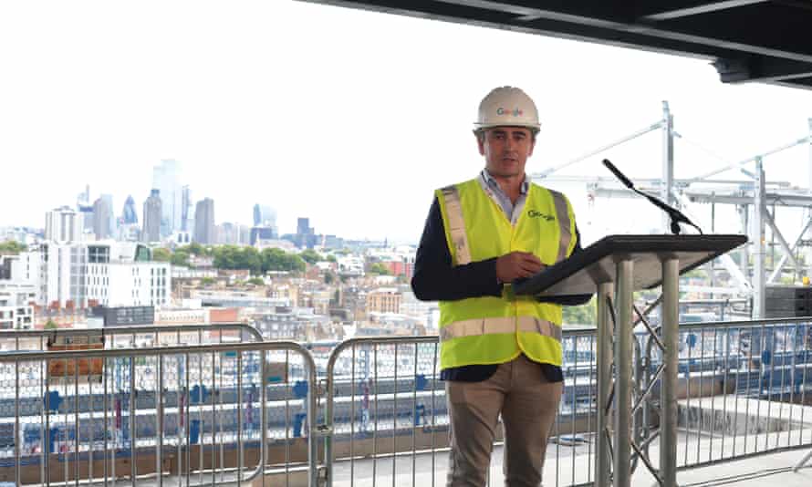 Ronan Harris, der Geschäftsführer von Google UK und Irland, spricht mit den Türmen der City of London im Hintergrund