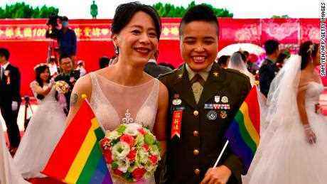 Gleichgeschlechtliche Paare heiraten in einer militärischen Massenhochzeit – eine Premiere für die taiwanesischen Streitkräfte