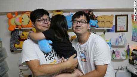Im Januar entschied ein Familiengericht in Taiwan, dass sowohl Wang als auch Chen ihre Tochter legal als Familie adoptieren könnten – der erste derartige Fall seit der Legalisierung der gleichgeschlechtlichen Ehe auf der Insel im Jahr 2019.