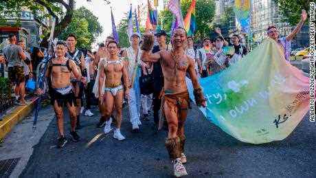 Menschen gehen während des jährlichen Pride-Festivals der Stadt im Jahr 2020 auf die Straßen von Taipeh. Die Insel genießt in Asien einen fortschrittlichen Ruf, der durch die Legalisierung der gleichgeschlechtlichen Ehe im Jahr 2019 gestärkt wurde.