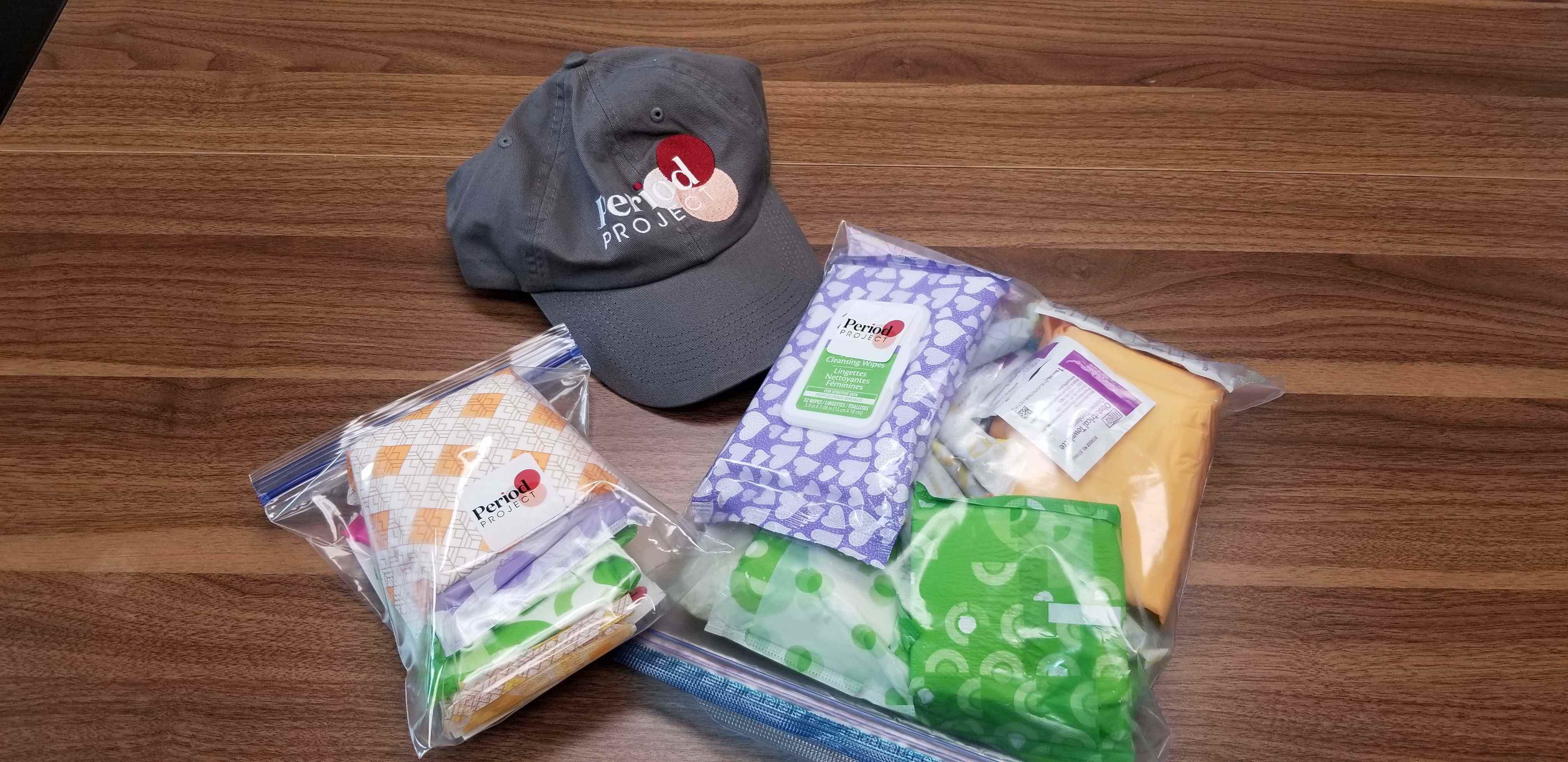 Die Packung mit Menstruationshygieneprodukten, die von The Period Project ausgegeben wird.
