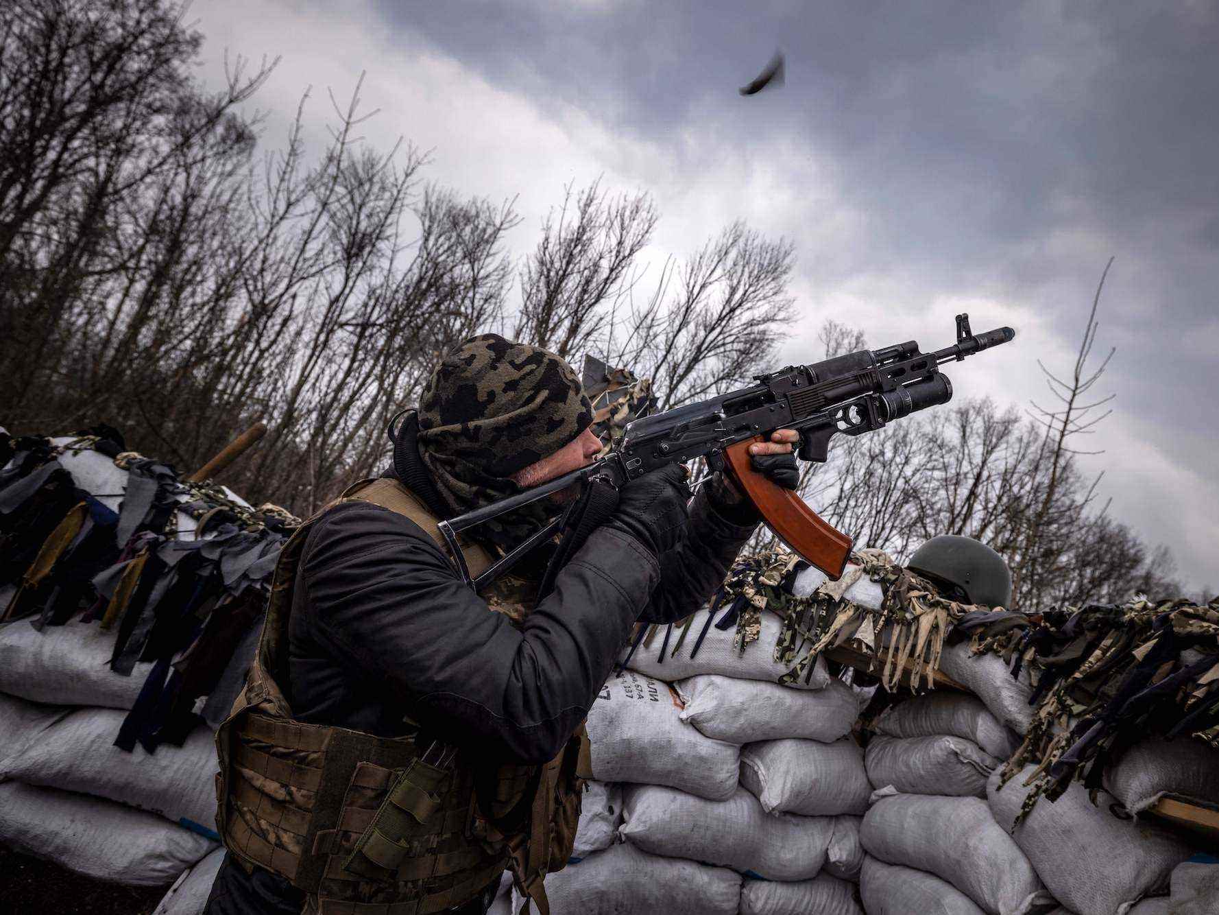 Ukrainischer Soldat schießt auf russische Drohne