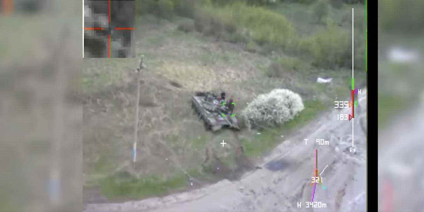 Ein Video zeigt, wie eine Kamikaze-Drohne einen russischen Panzer getroffen hat.
