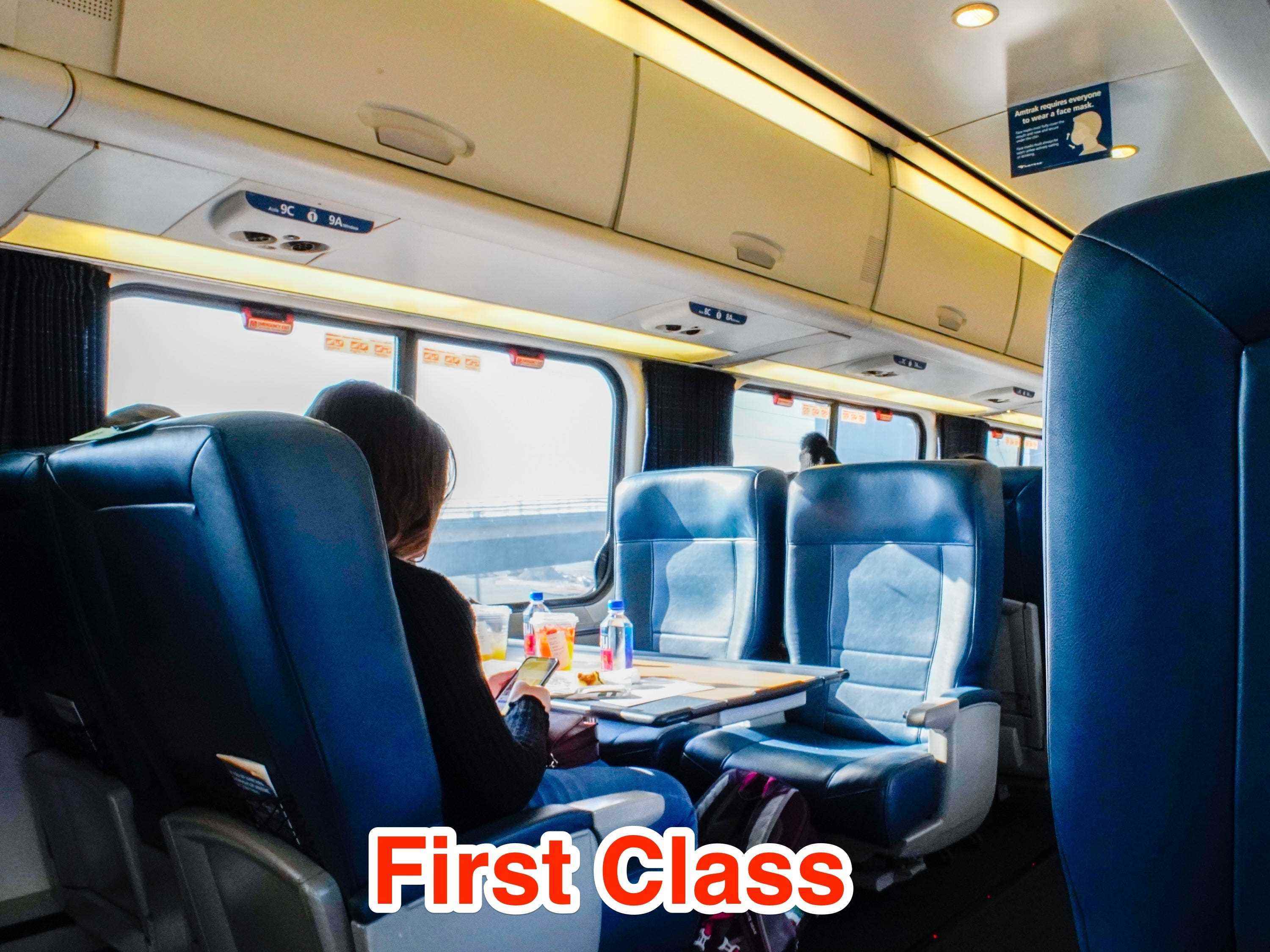 Eine Person sitzt allein in einem Amtrak Acela First Class Waggon