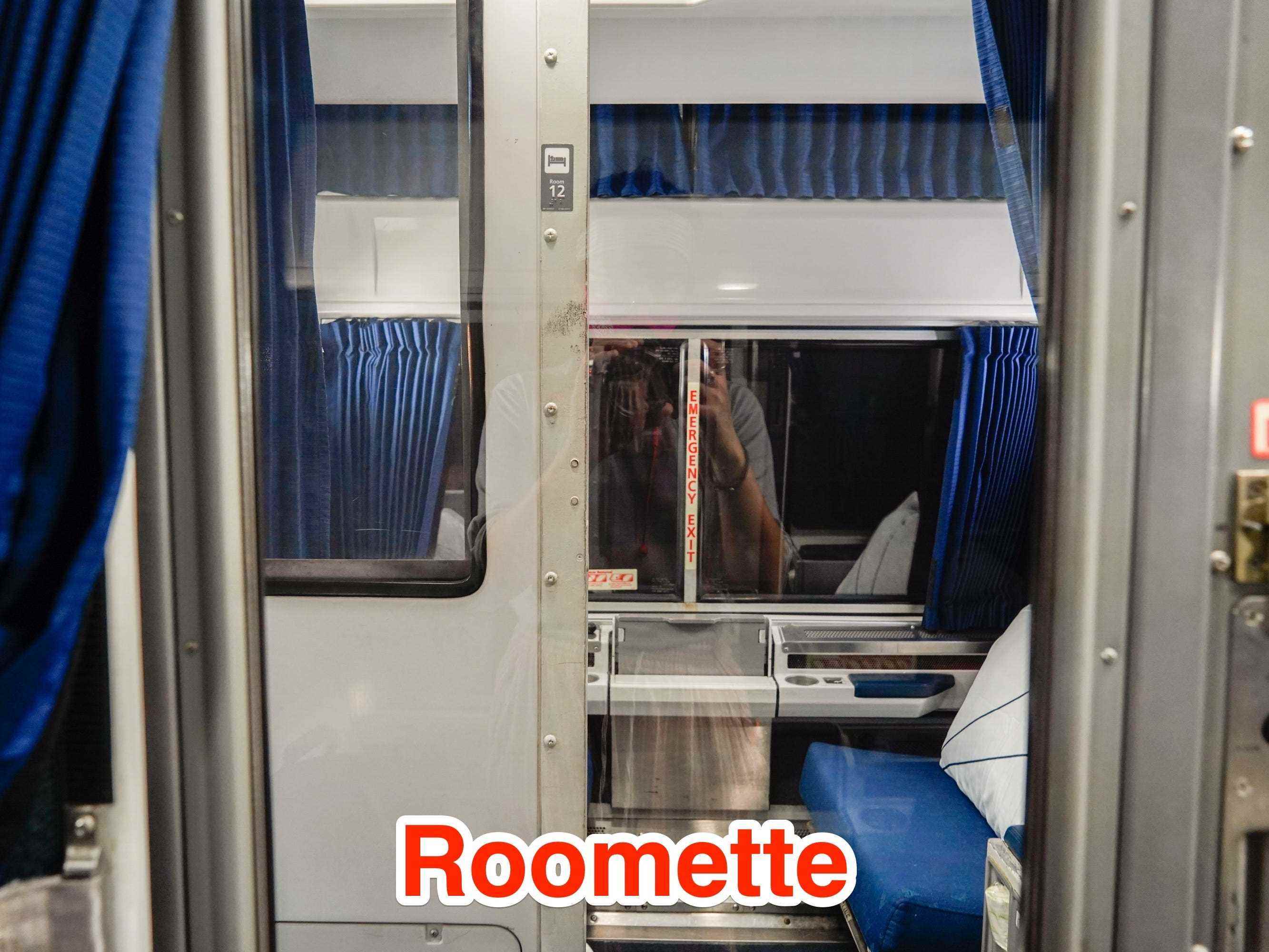 Eine Roomette ist gegenüber einer anderen Roomette mit halb offener Tür zu sehen
