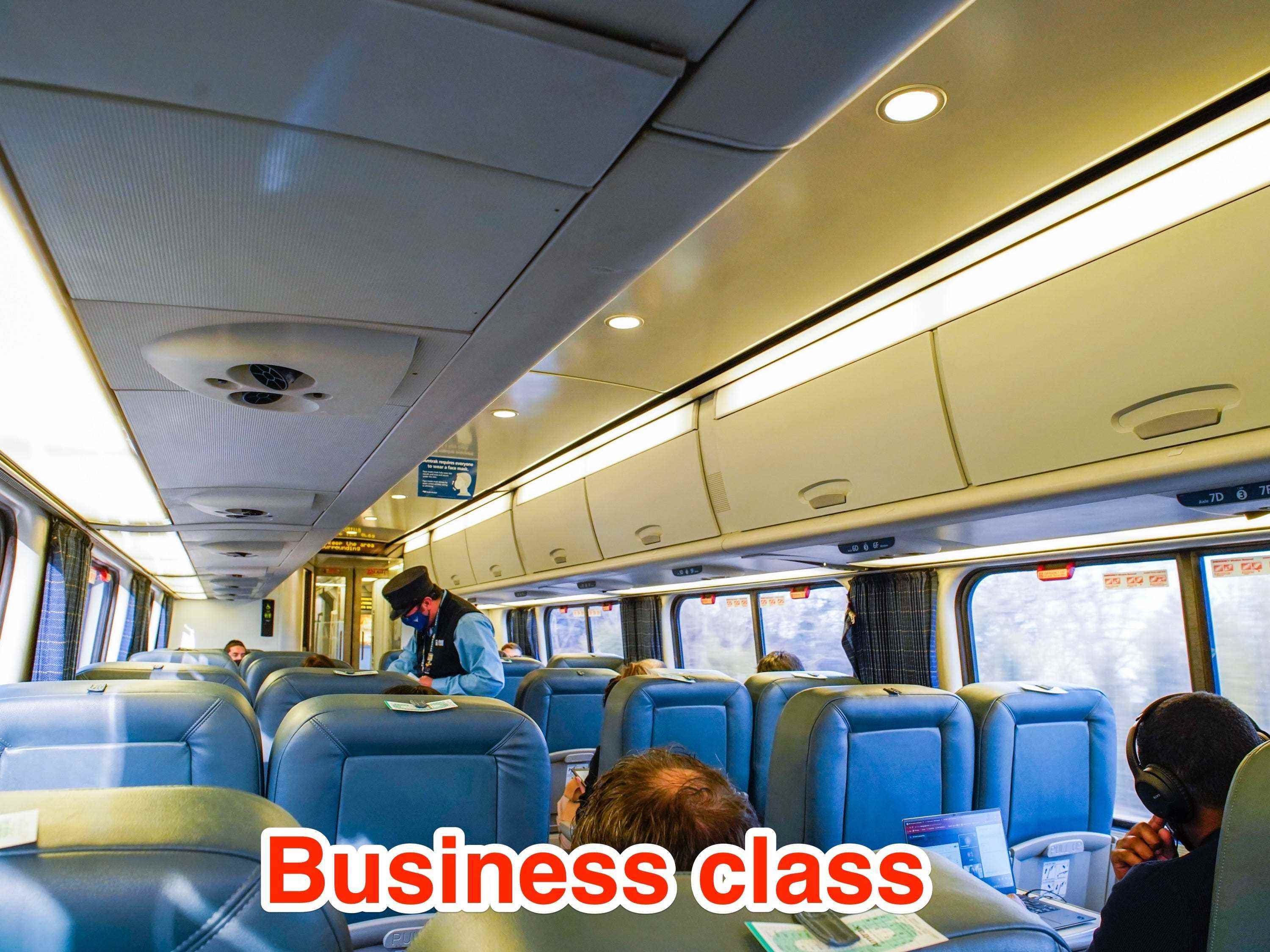 In einem Business-Class-Wagen in Amtrak Ein Business-Class-Wagen in einem Amtrak-Zug.