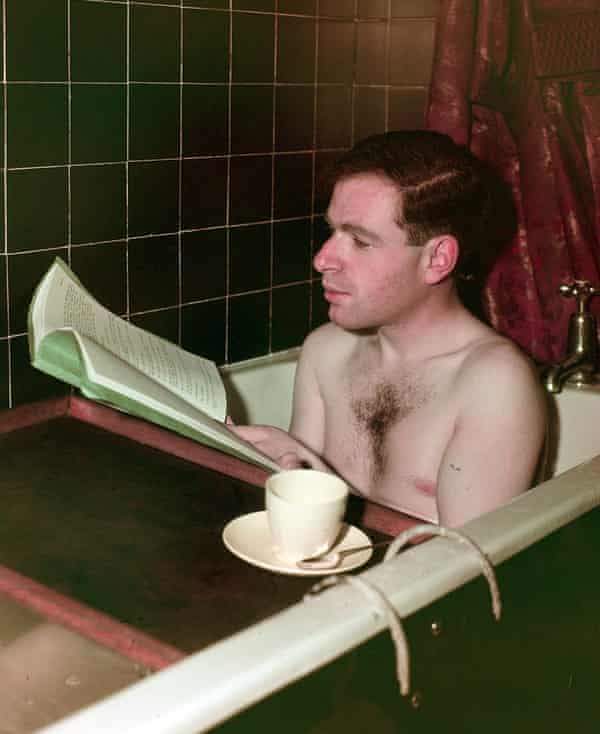 1949 beim Lesen eines Drehbuchs im Bad.