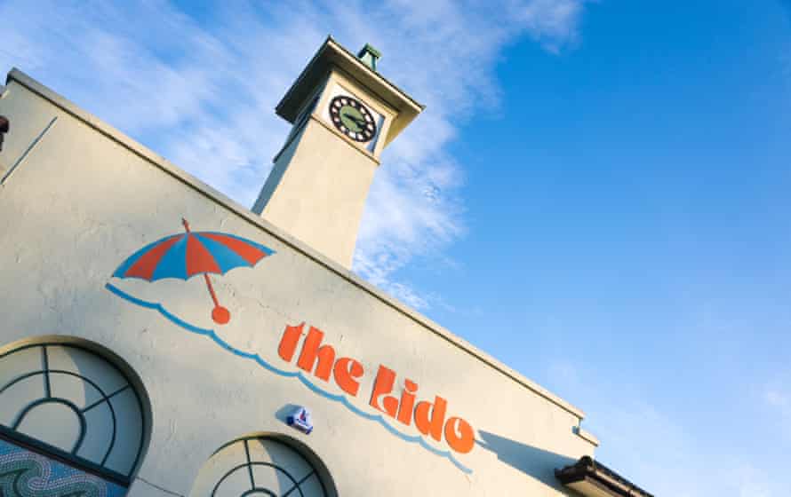 Das Lido in Peterborough zeigt das Gebäude und den Uhrturm und das Schild.