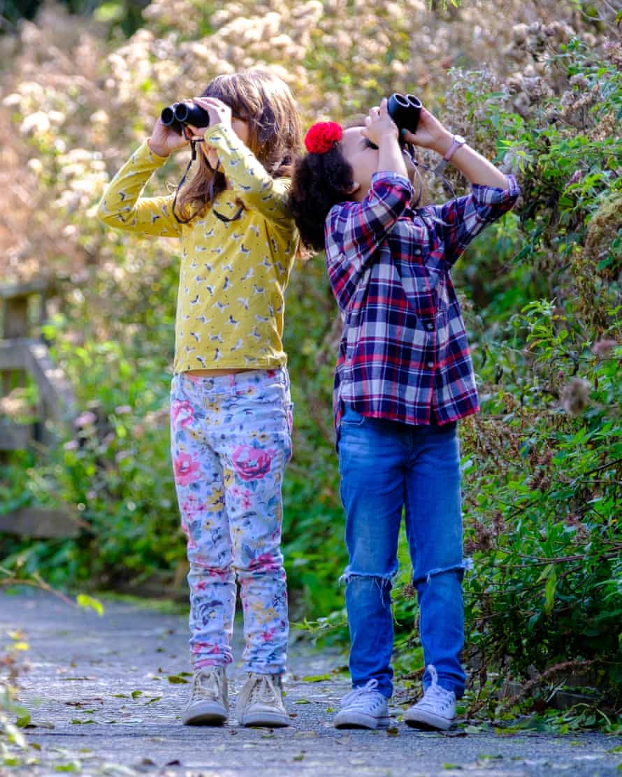 Zwei junge Mädchen mit ihrem Fernglas im WWT Arundel.