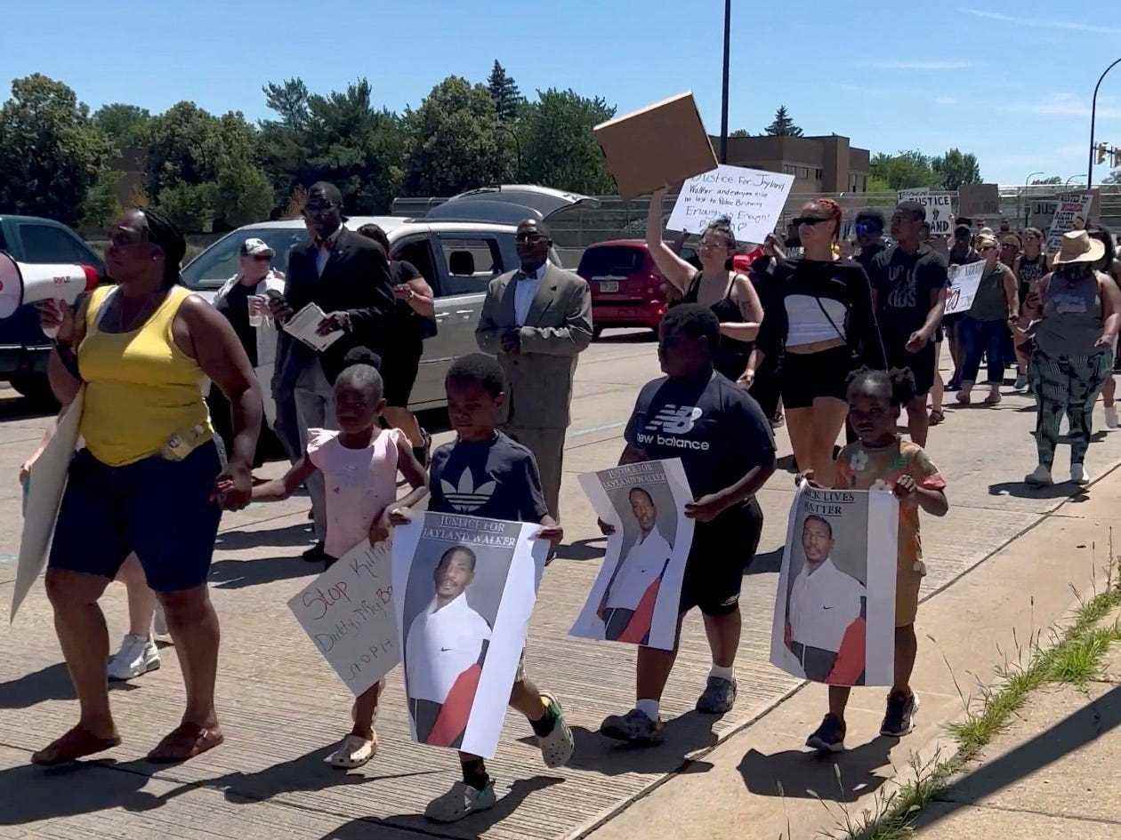 Demonstranten protestieren und fordern Gerechtigkeit für Jayland Walker, einen schwarzen Mann, der am 2. Juli 2022 in Akron, Ohio, USA, von der Polizei erschossen und getötet wurde, in diesem Screenshot aus einem Social-Media-Video.