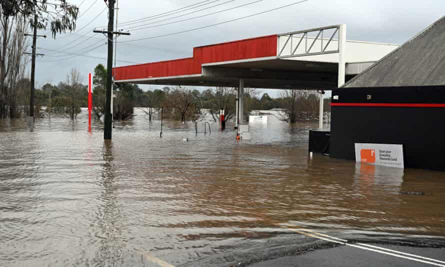 Eine Tankstelle in Camden im Südwesten Sydneys wurde am Sonntag von Hochwasser überschwemmt.