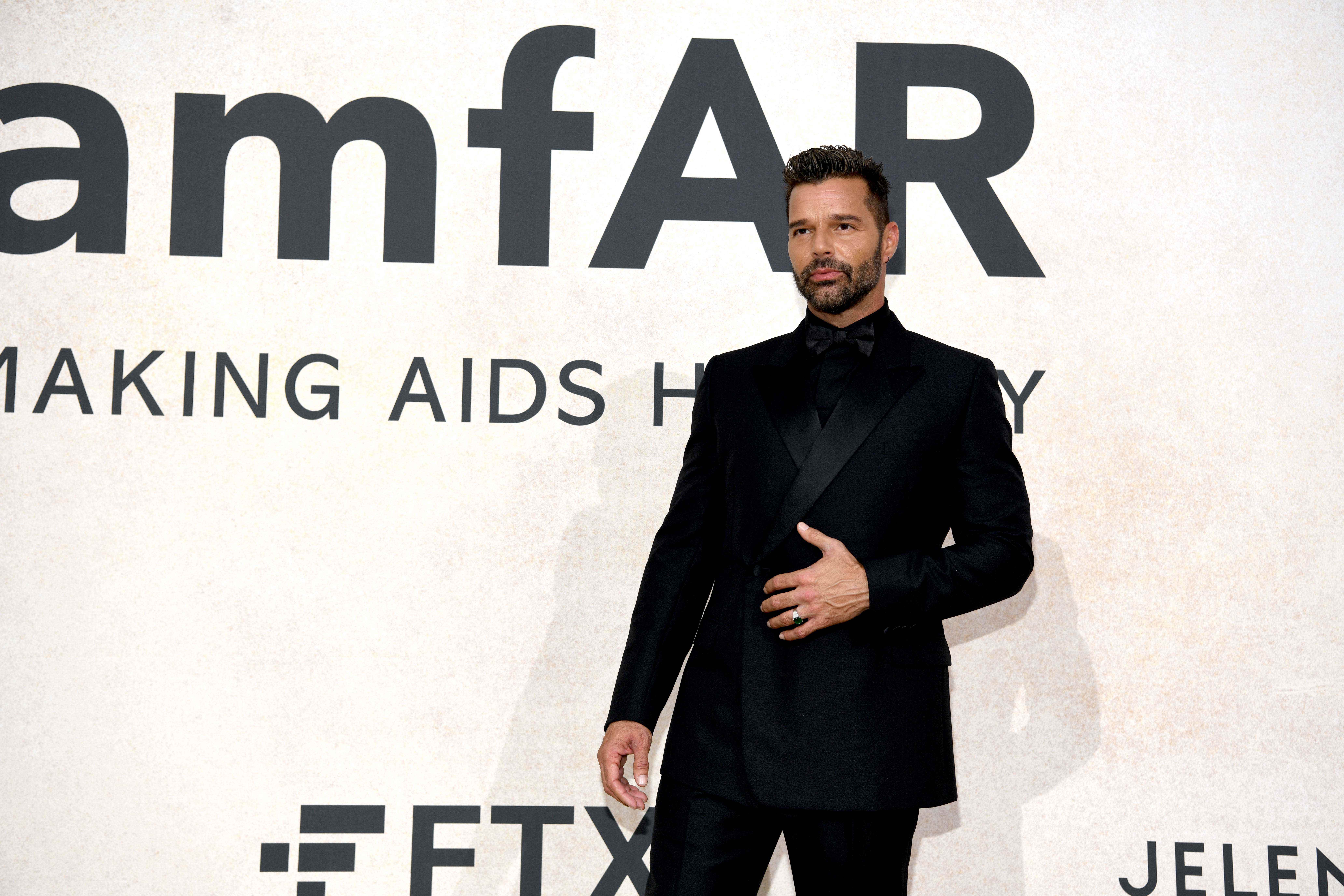 Ricky Martin in einem komplett schwarzen Anzug