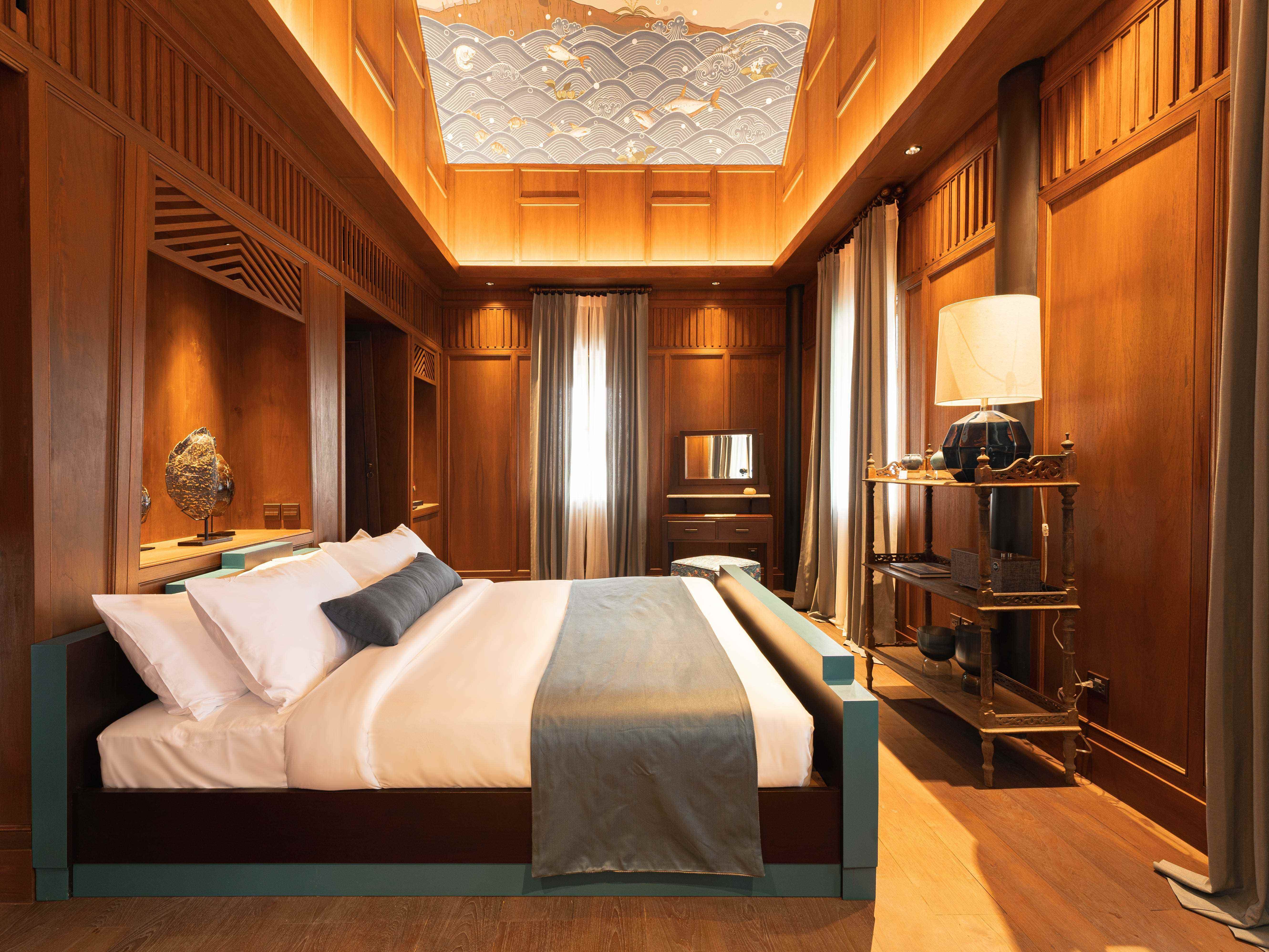 Ein Schlafzimmer in Siri Sala mit Holzwänden