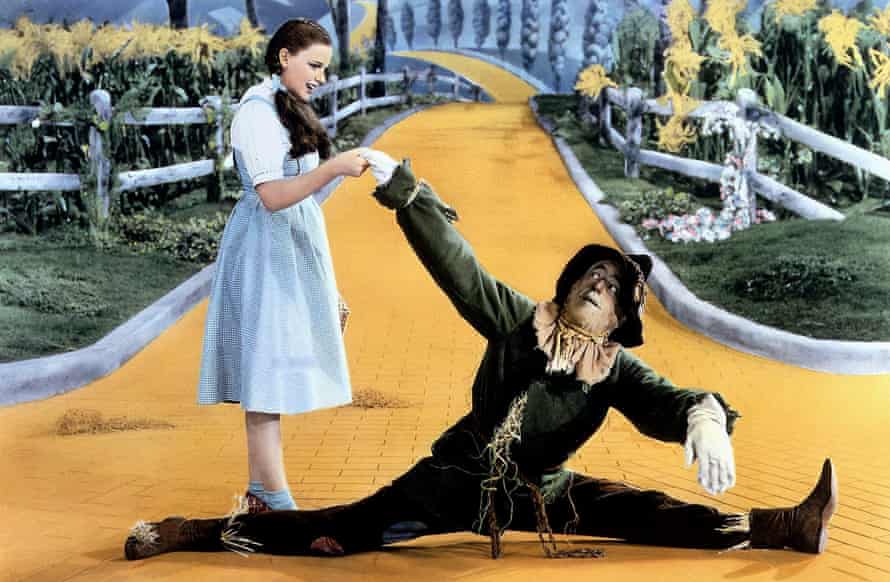 Ikonisch … eines der Gingham-Kleider, die Judy Garland in „Der Zauberer von Oz“ trägt, ist bis zu 1,2 Millionen Dollar wert.