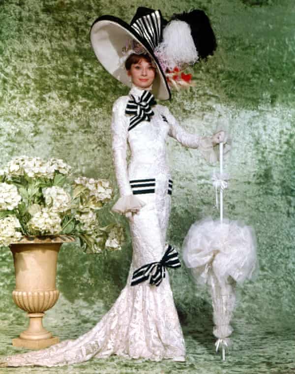 Das schwarz-weiße Outfit, das Audrey Hepburn in My Fair Lady trug, wurde für 3,7 Millionen Dollar verkauft.