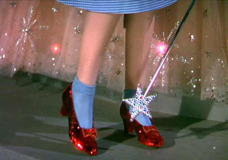 Judy Garland in Dorothys rubinroten Pantoffeln … eines der fünf Paare befindet sich im Besitz des FBI, ein weiteres befindet sich im Academy Museum in LA.