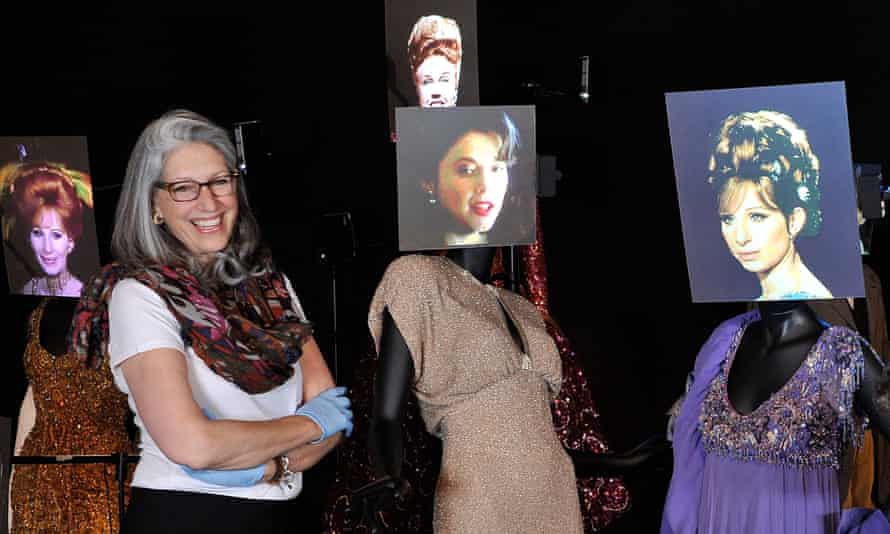 Die Kostümdesignerin und Akademikerin Deborah Nadoolman Landis kuratierte eine Ausstellung mit Hollywood-Kostümen im V&A in London.