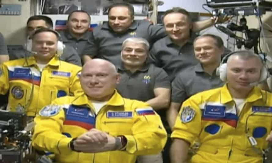 Korsakov, Artemyev und Matveyev waren die ersten neuen Gesichter im Weltraum seit Beginn des russischen Krieges in der Ukraine und kamen im Februar aus der Sojus-Kapsel in gelben Fluganzügen mit blauen Streifen, die damals weithin als die Farben der ukrainischen Flagge interpretiert wurden.