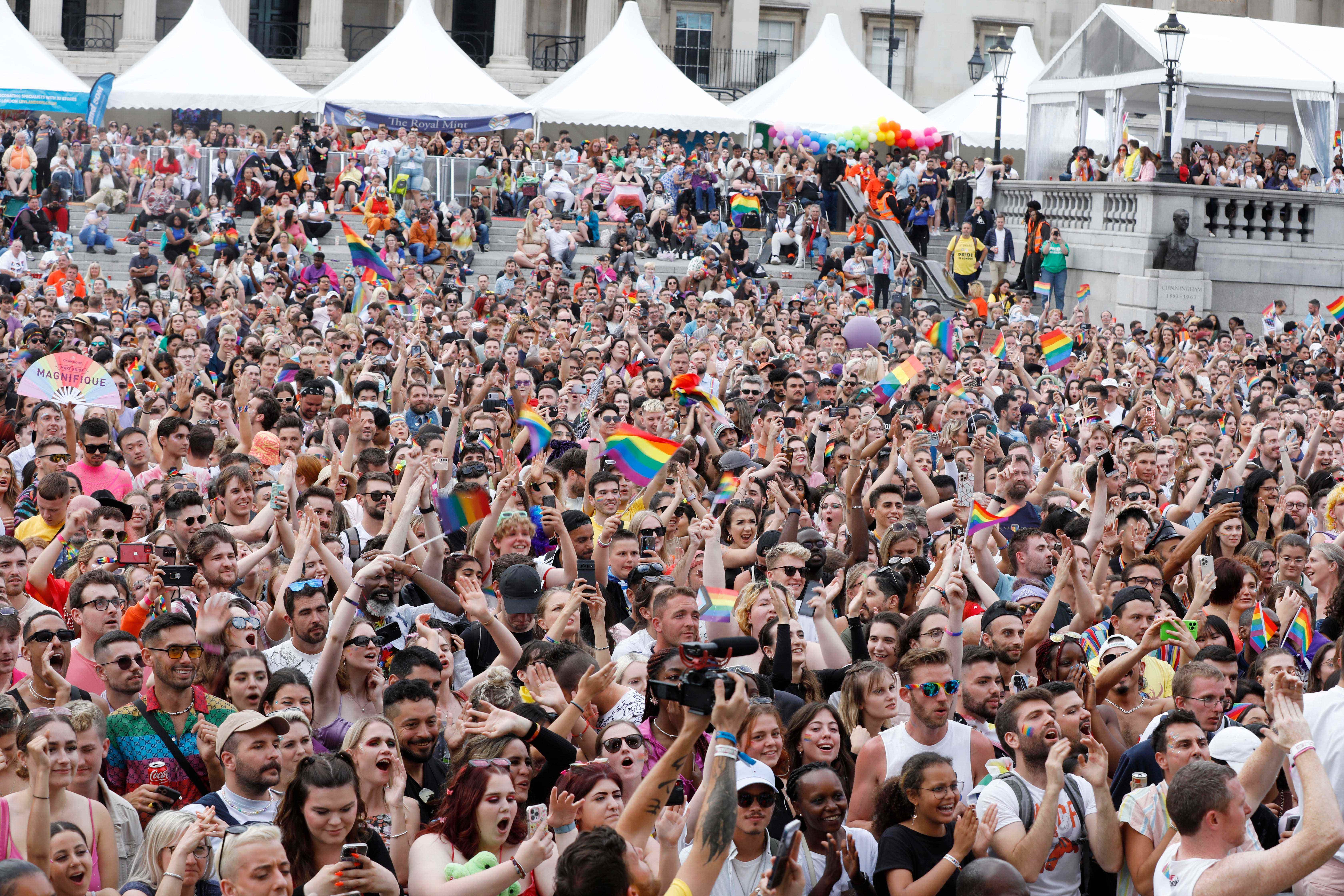 Menschenmassen versammeln sich bei Pride in London 2022: Der 50. Jahrestag auf dem Trafalgar Square.