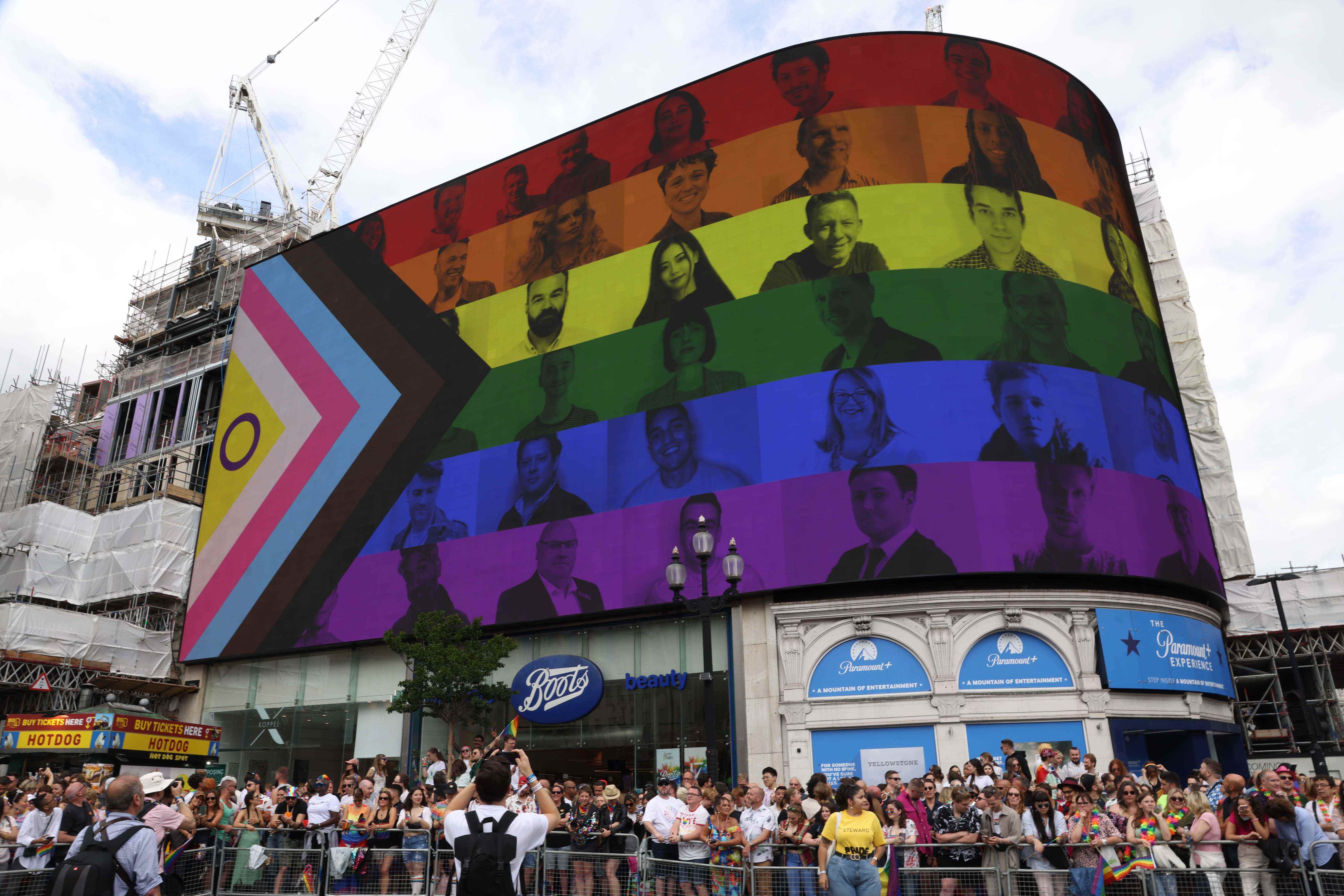 Piccadilly Circus während der Pride in London 2022 Feierlichkeiten.