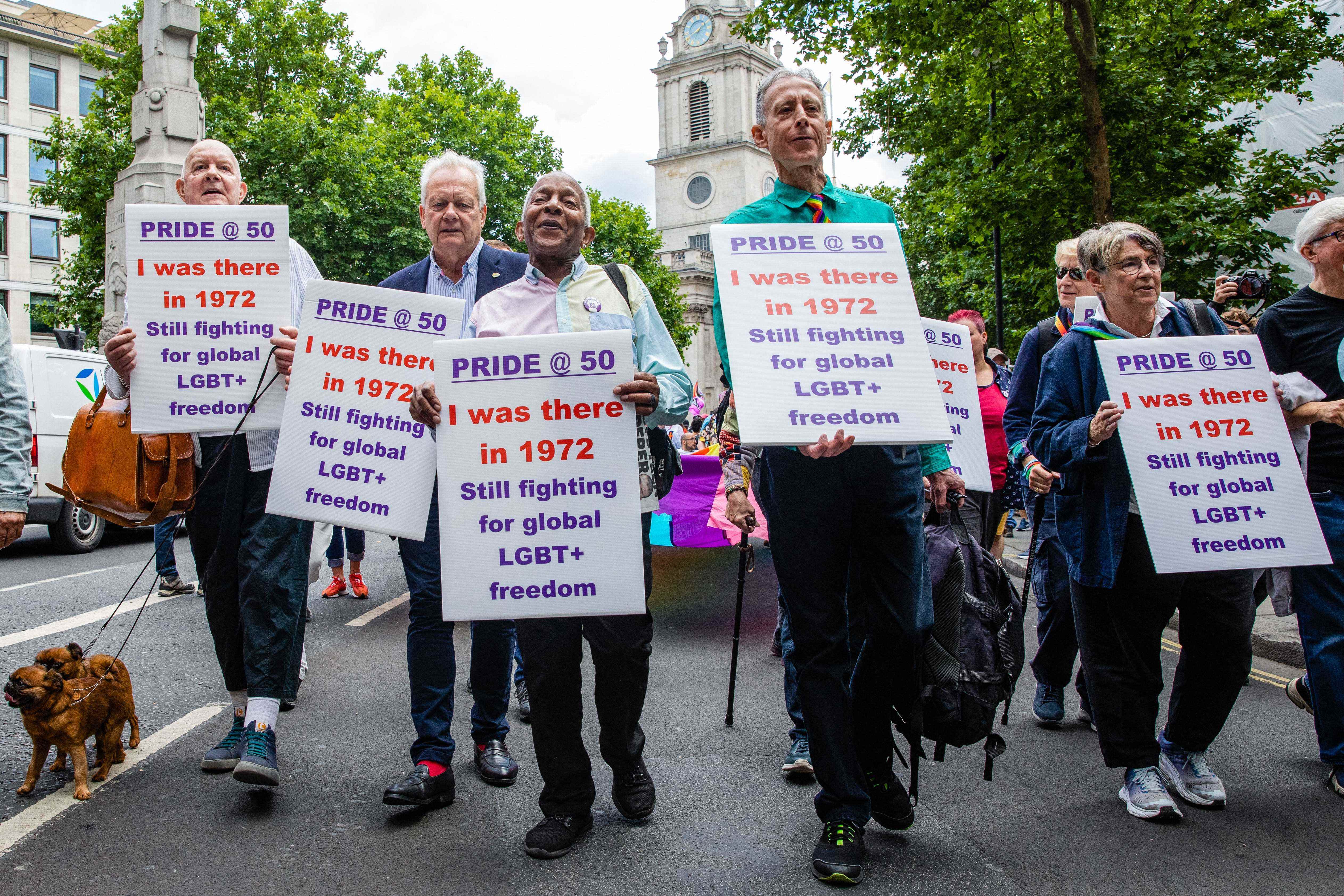 Veteranen der Gay Liberation Front, darunter Peter Tatchell, begehen den 50. Jahrestag des ersten britischen Pride-Marsches.