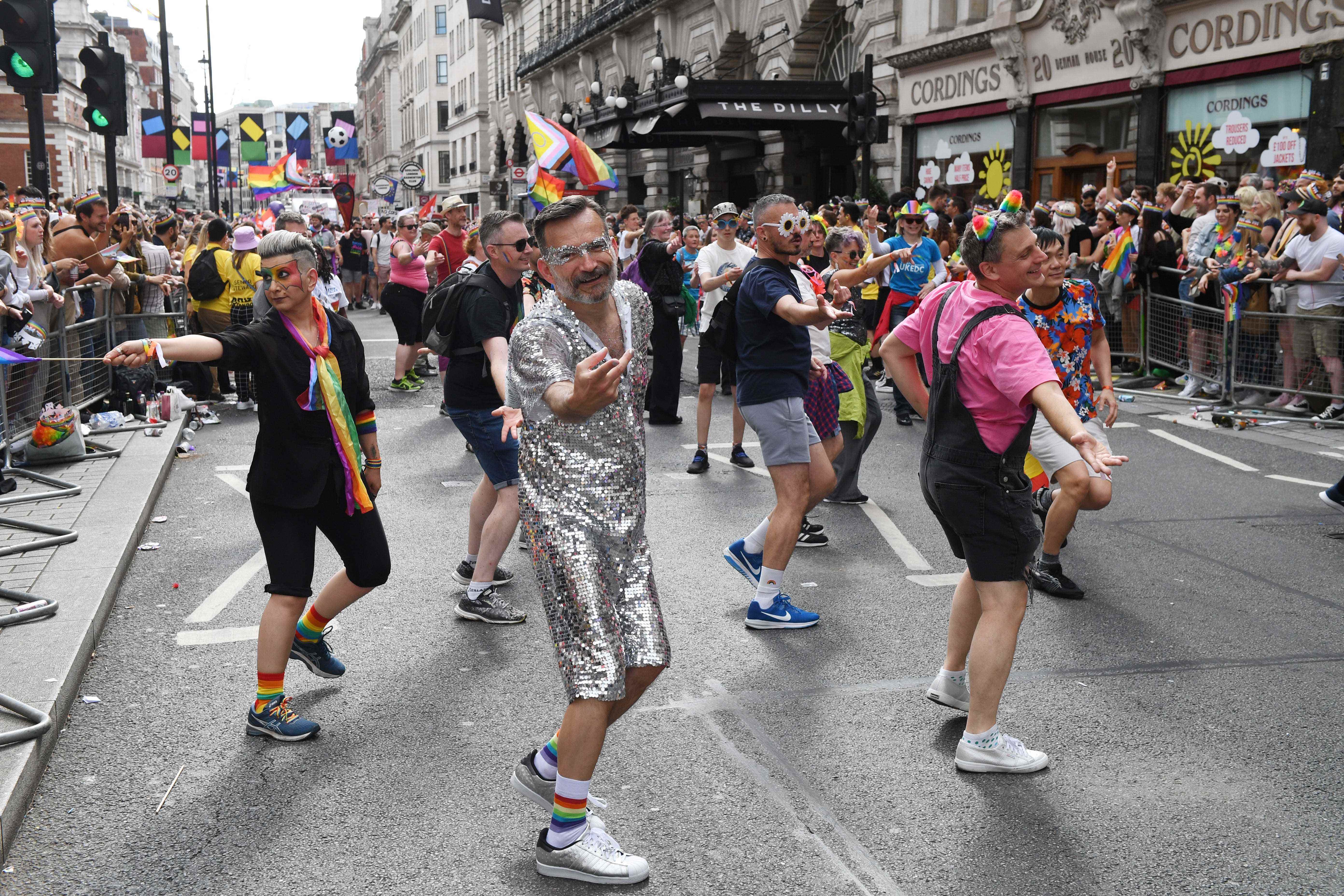 Ein allgemeiner Blick auf die Menschenmassen während Pride in London 2022: The 50th Anniversary am Trafalgar Square.