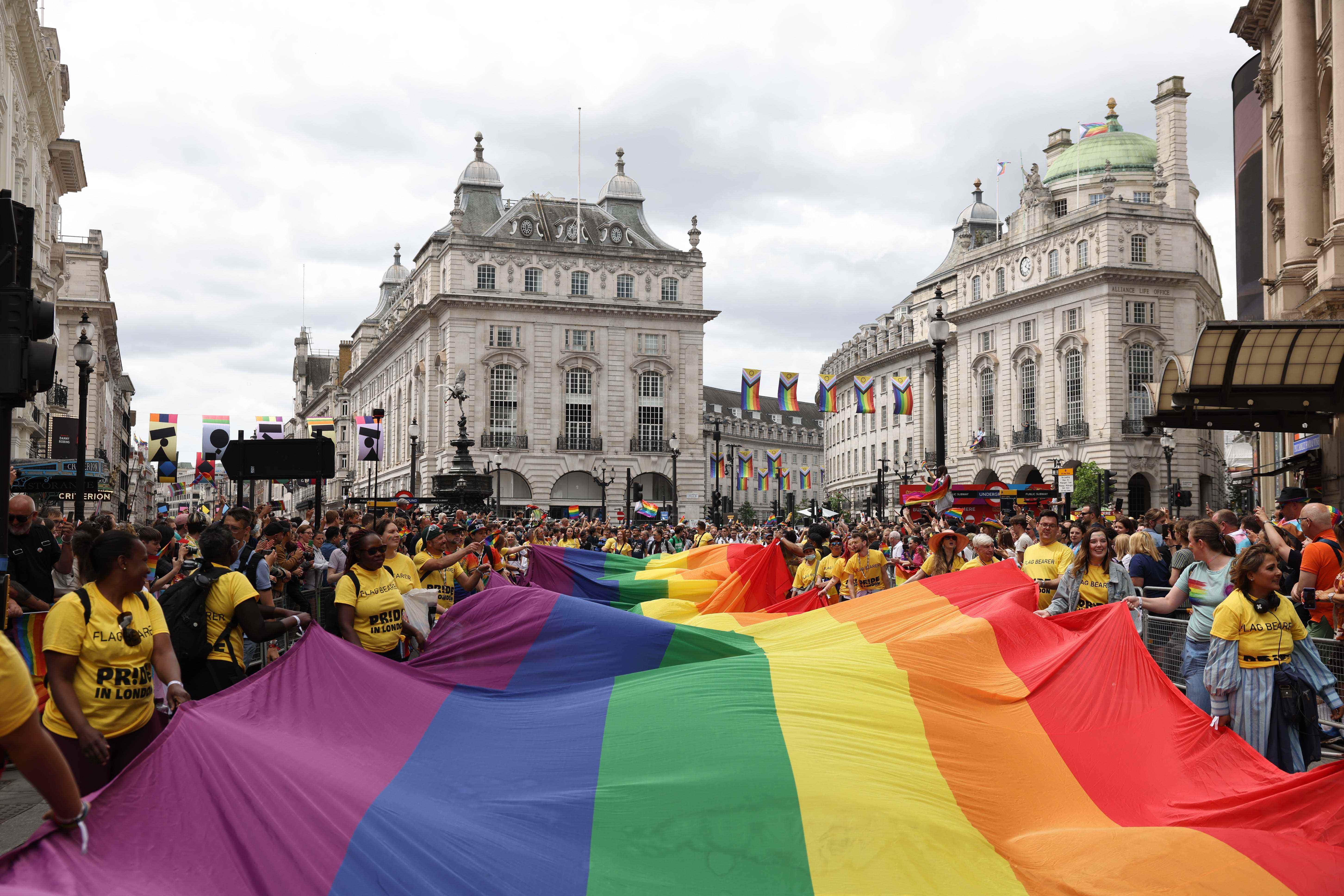 Mitglieder der Lesben-, Schwulen-, Bisexuellen- und Transgender-Community tragen während der jährlichen Pride Parade eine riesige Regenbogenfahne.