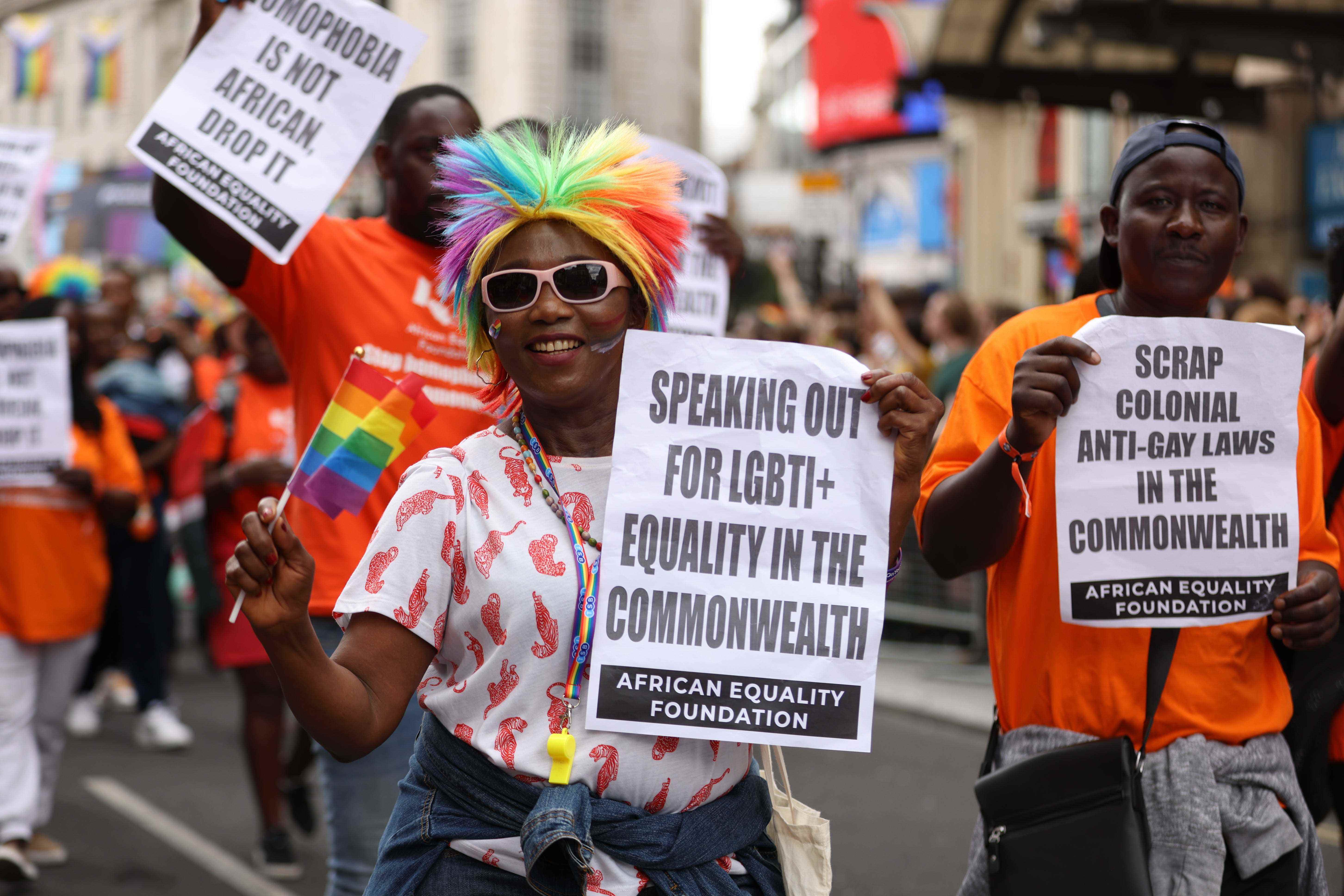 Mitglieder der African Equality Foundation während der Parade 2022 Pride in London.