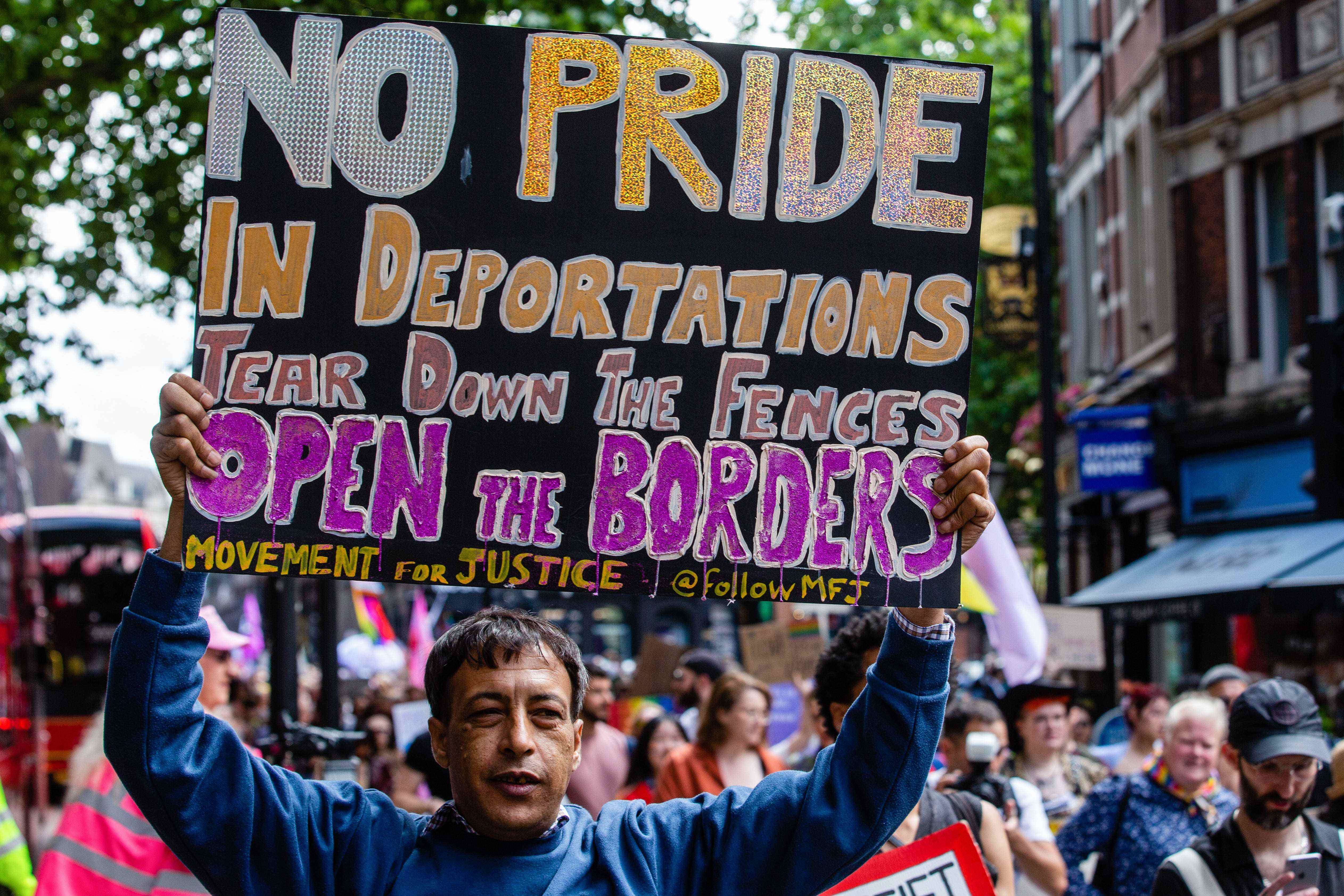 Ein Aktivist von Movement for Justice schließt sich den Veteranen der Gay Liberation Front an, um den 50. Jahrestag des ersten britischen Pride-Marsches zu feiern.