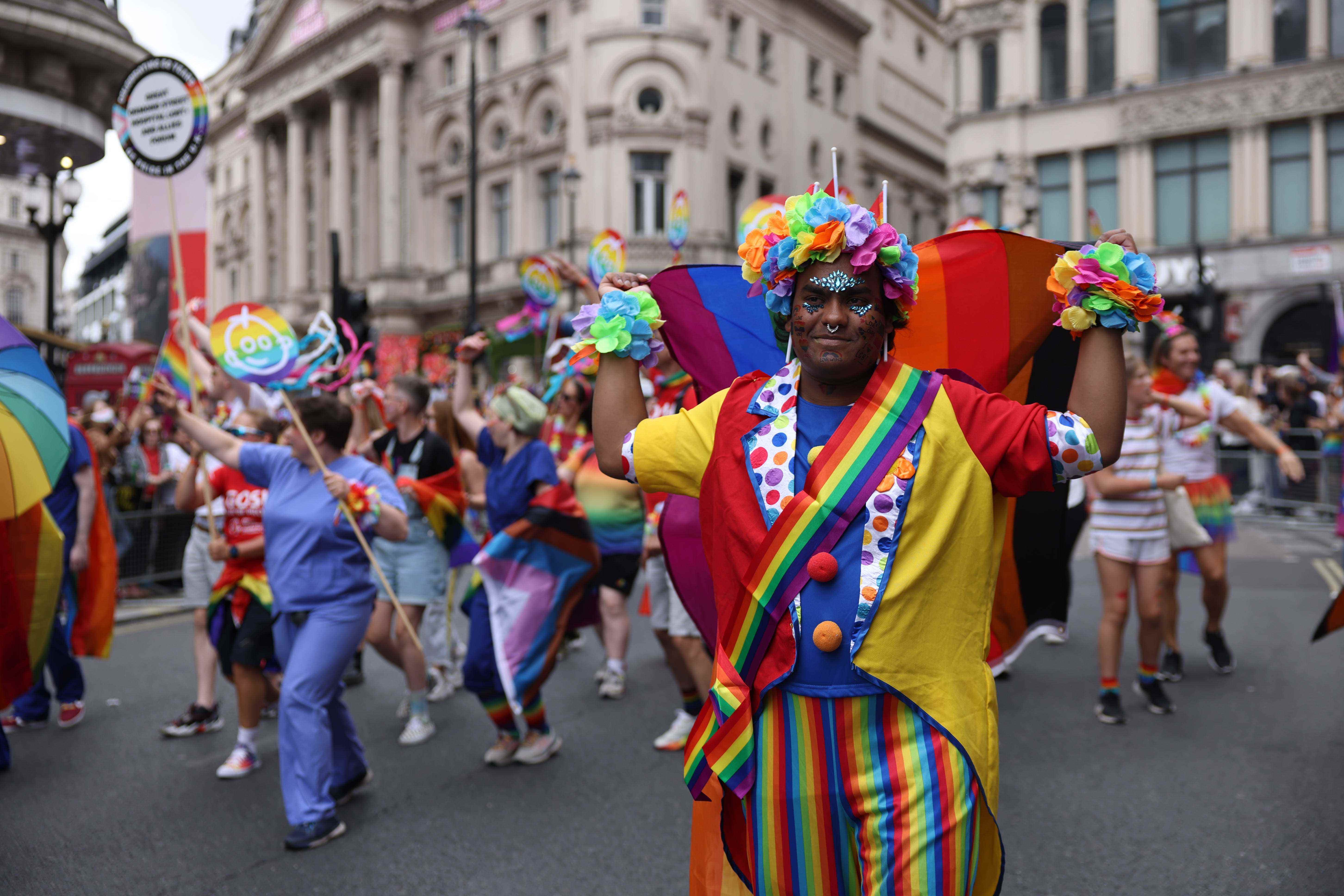 Mitglieder der Parade trugen während der Pride 2022 in London Regenbogenfarben.