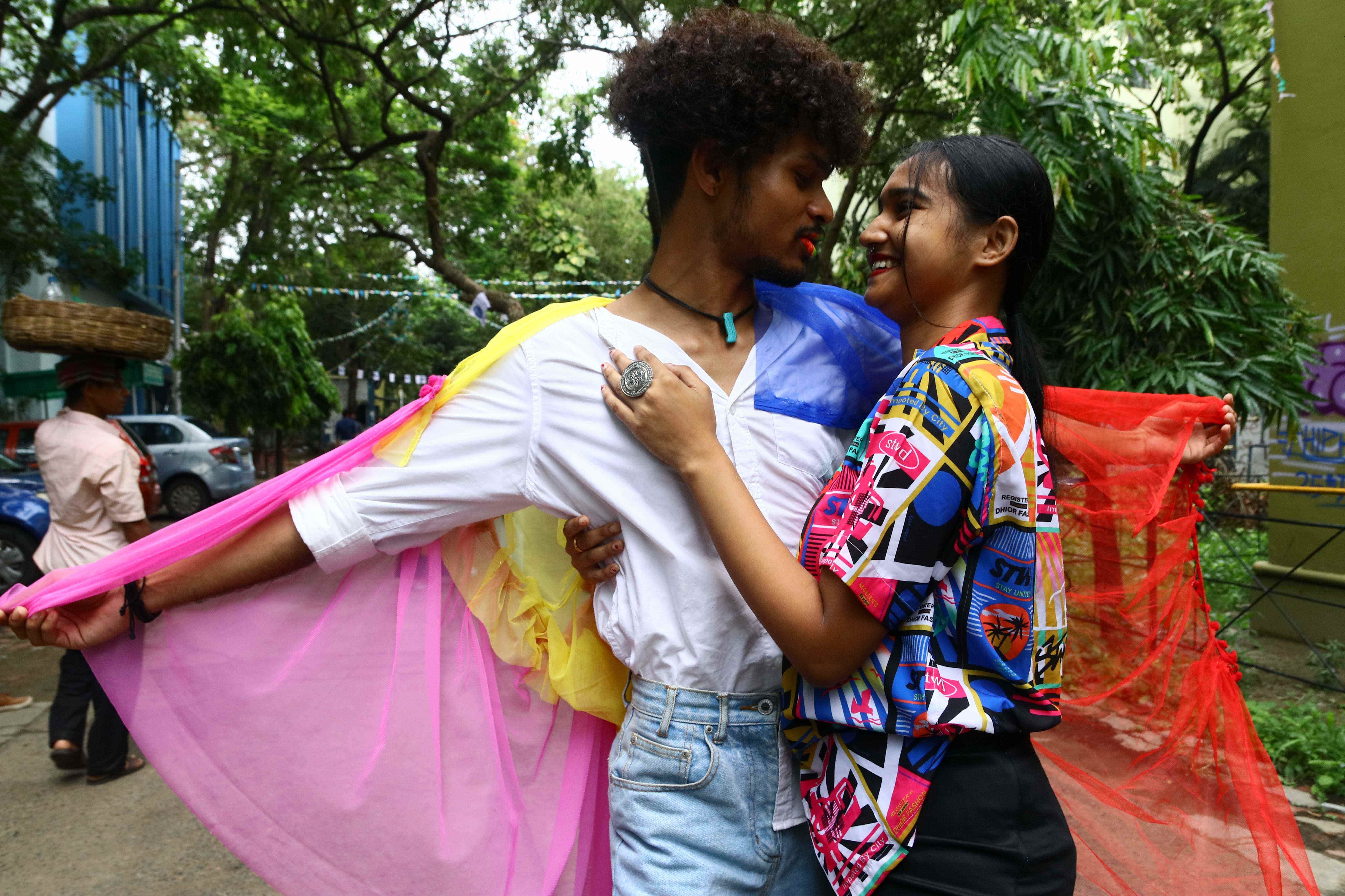 Mitglieder und Unterstützer der LGBTQ-Community während des Rainbow Pride Walk in Indien.