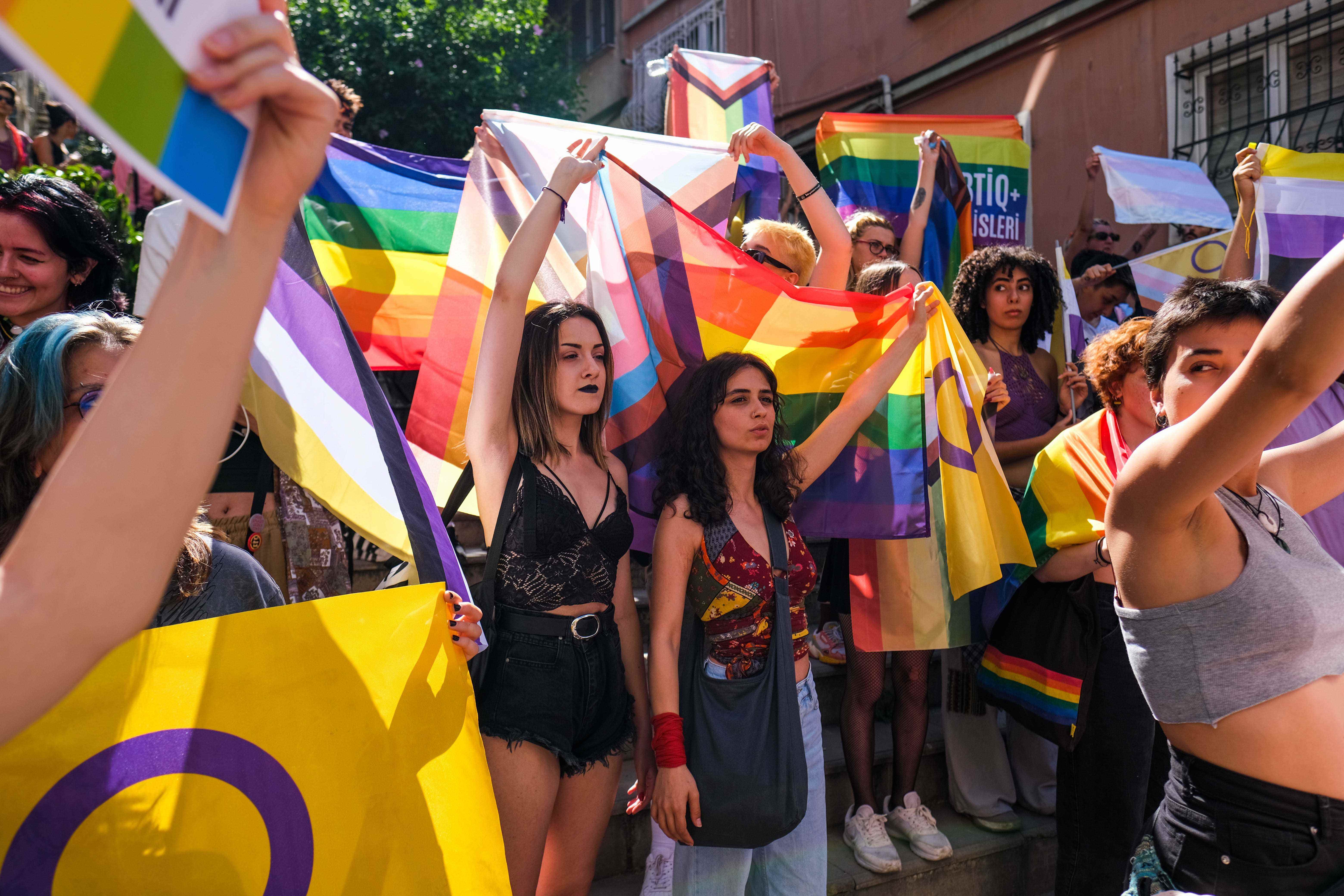 Die Teilnehmer rufen während der Gay-Pride-Parade in Istanbul Parolen des Marsches der LGBTQ-Community.