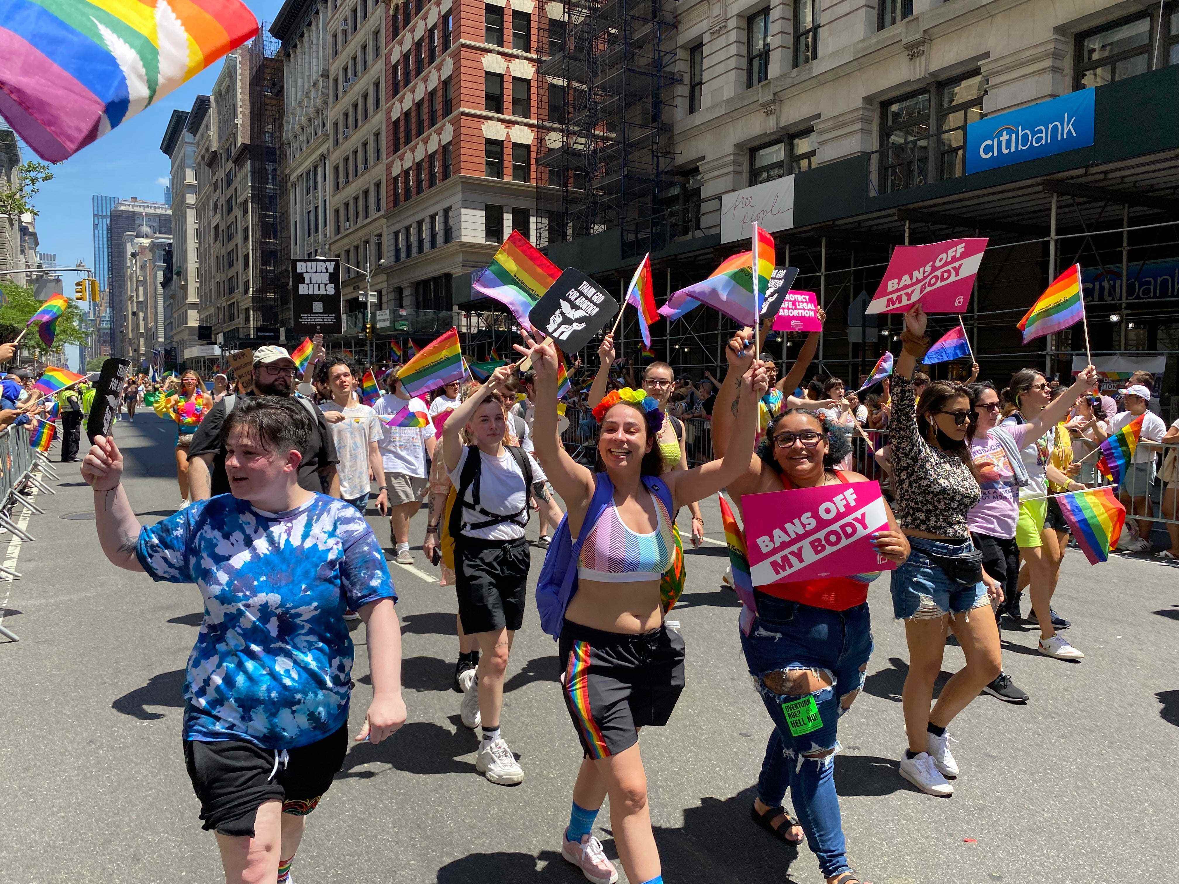 Ein Stolzmarsch mit Planned Parenthood beim Pride March 2022 in Manhattan.