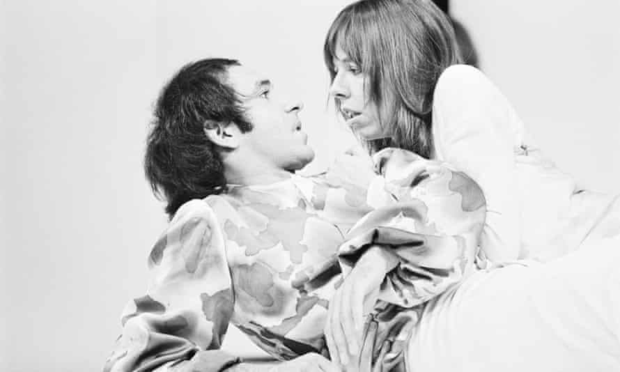 Frances de la Tour als Helena mit Ben Kingsley als Demetrius in Ein Sommernachtstraum, 1970.